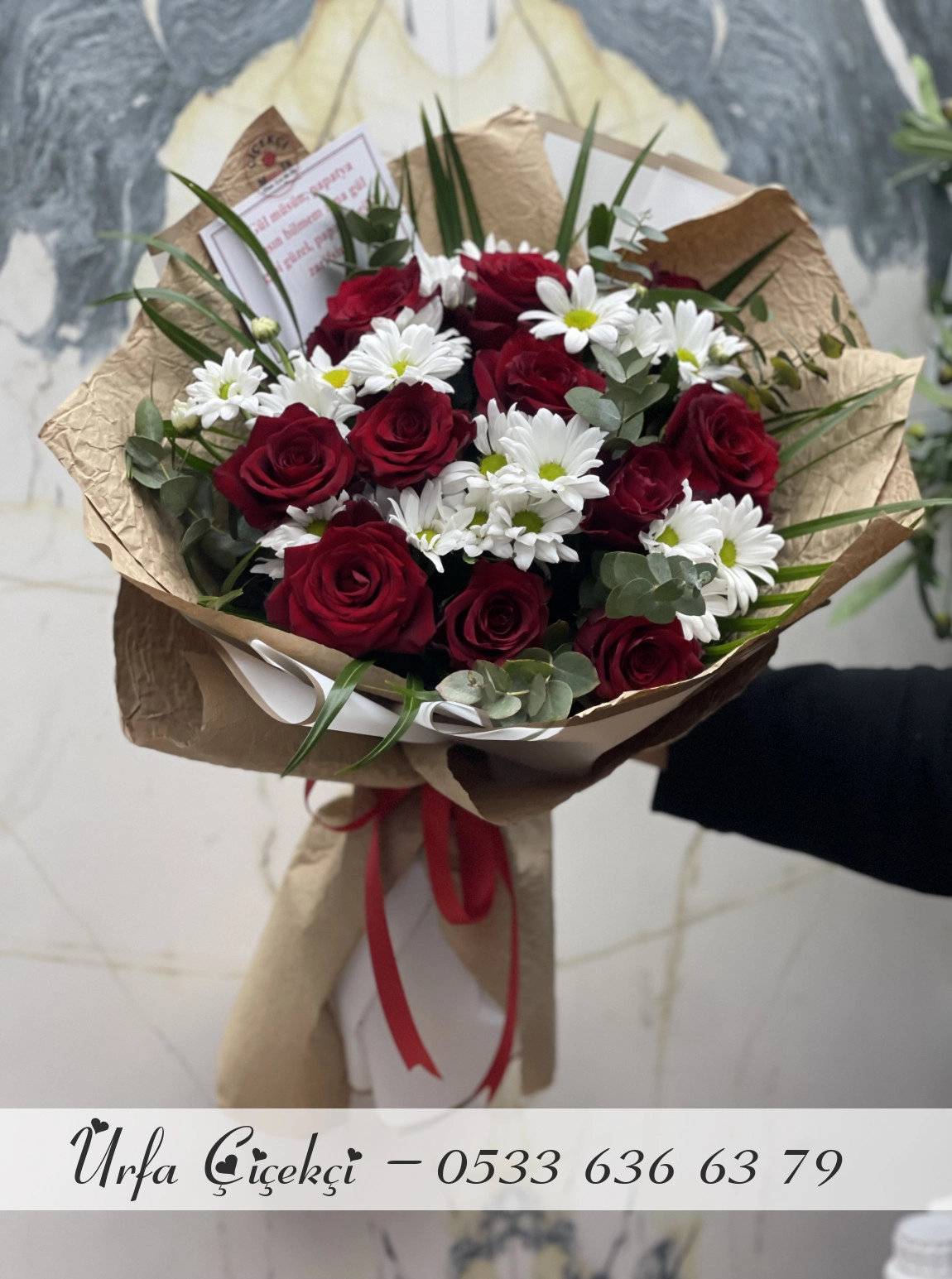 11 Kırmızı Gül Ve Papatyalar