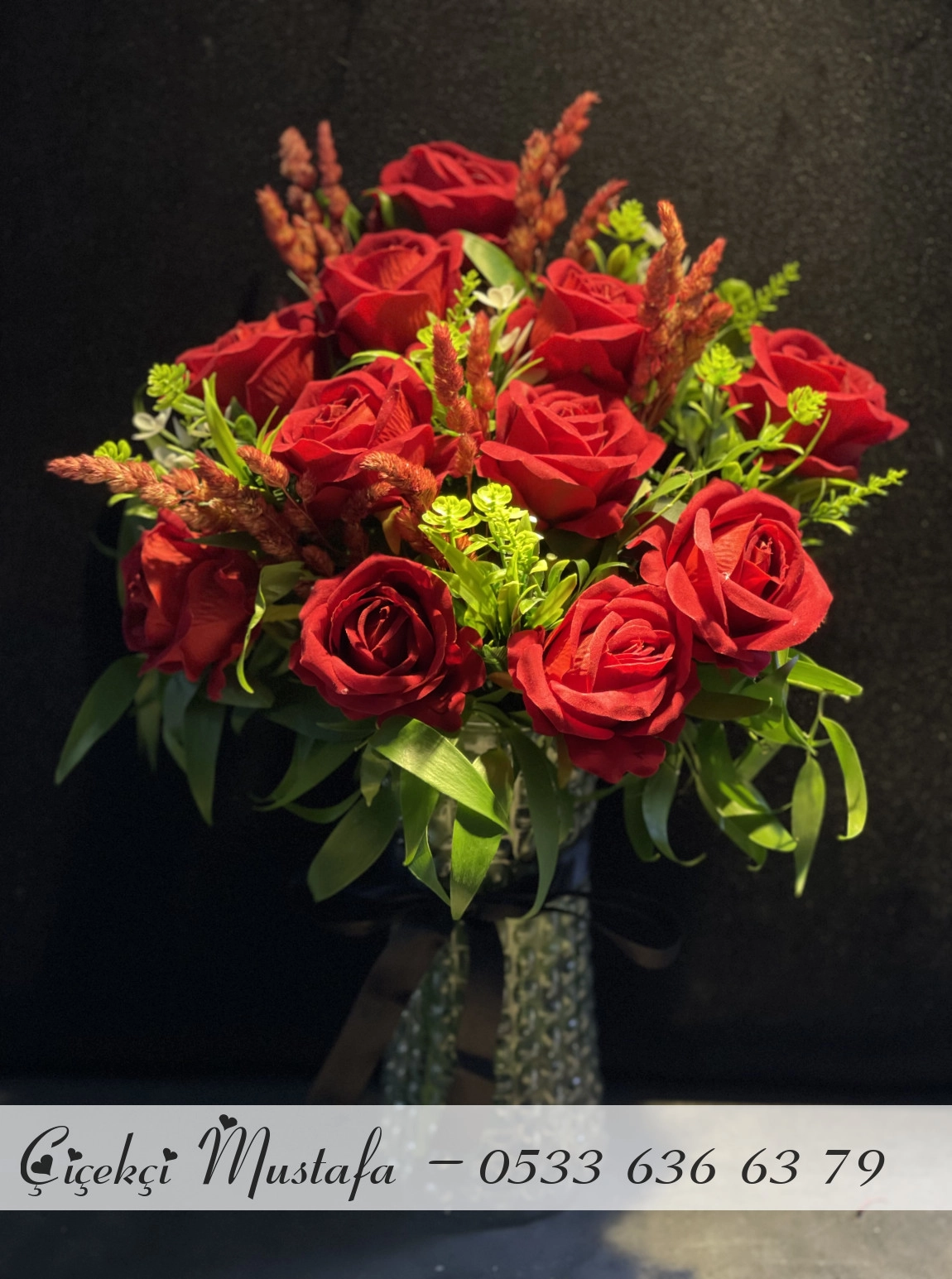 Cam Vazoda 11 Adet  Yapay  Gül