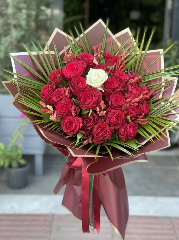 22 Kırmızı 1 Beyaz Gül Buketi